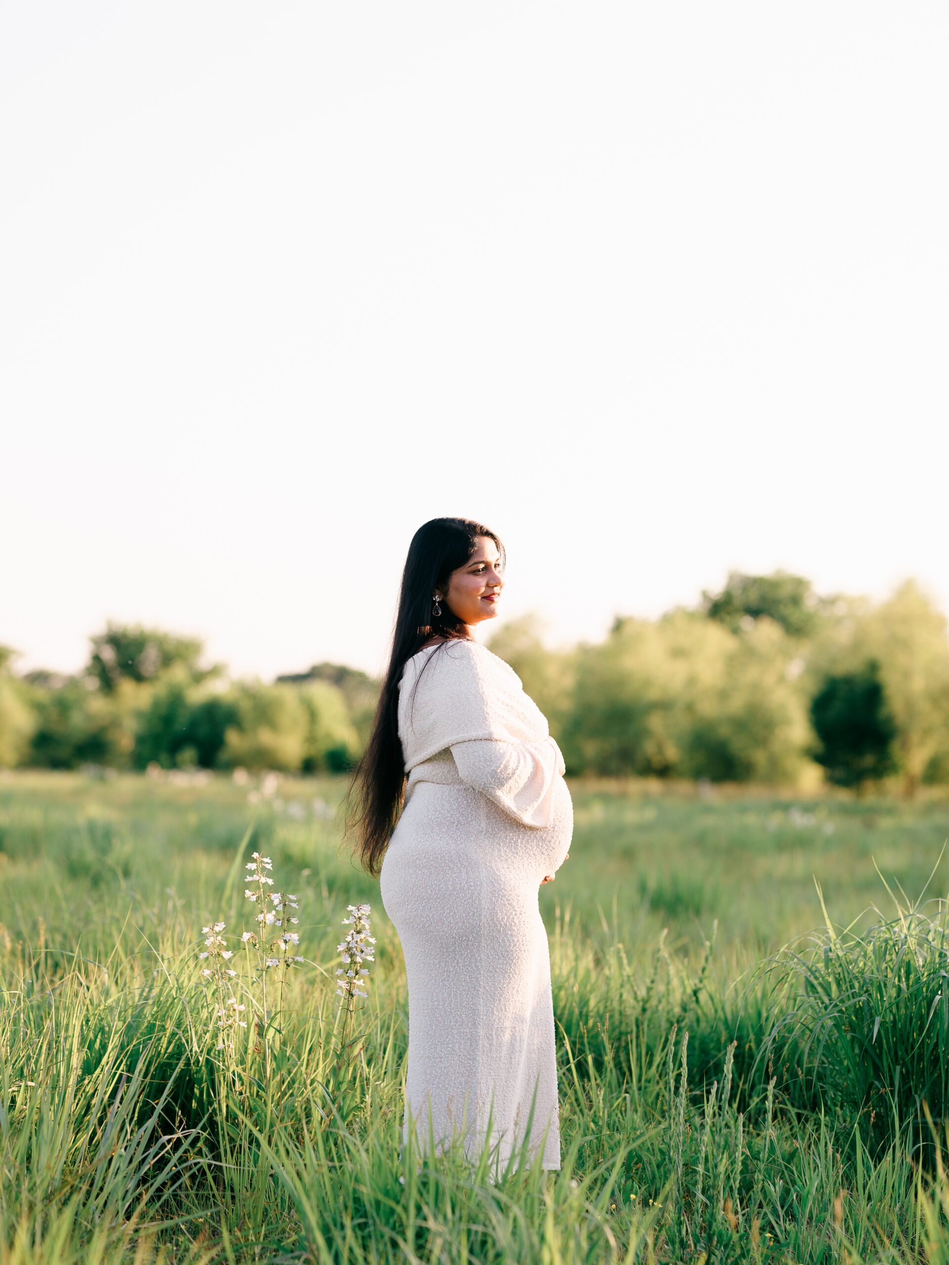 Maternity photography session at Osage Park featuring mom in light neutral clothing